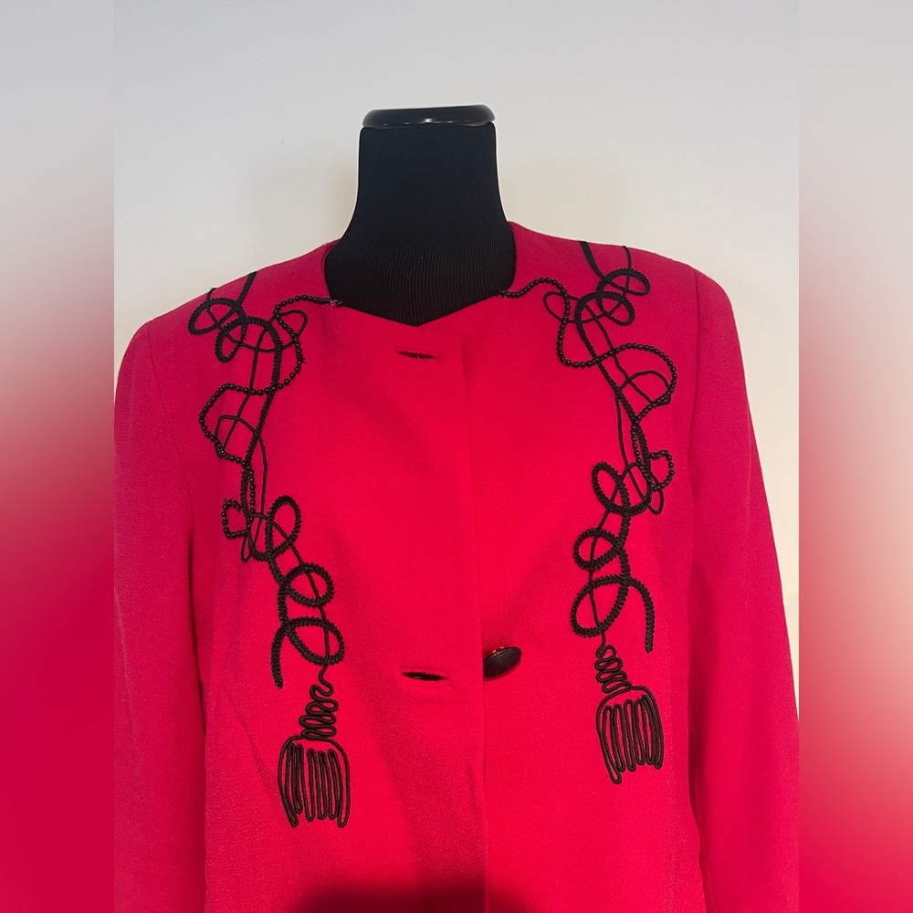 Elegant Vintage Women's Blazer with Black Embroidery